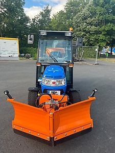 Iseki TM 3267 AHLK mit Winterdienstgeräten