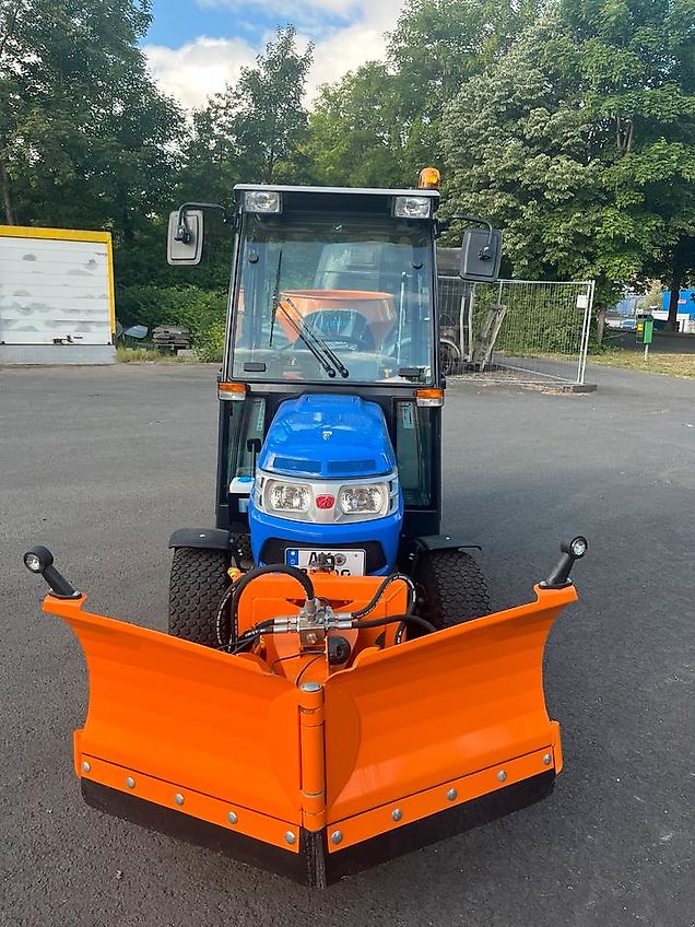 Iseki TM 3267 AHLK mit Winterdienstgeräten