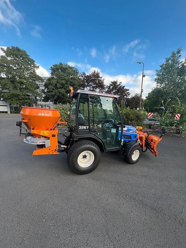 Iseki TM 3267 AHLK mit Winterdienstgeräten