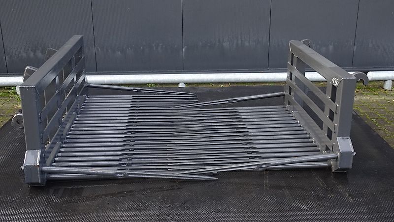 Hofstede Tegelriek verhoogde zijtanden stenenriek puinriek tegel stenen puin riek met model Euro / Giant of Weidemann aankoppeling