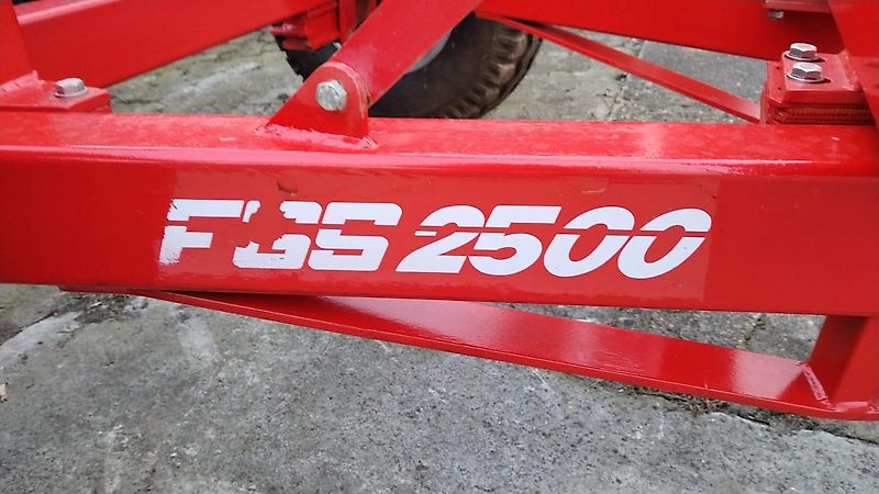 Amazone Kverneland Fahrgestell für Anbaudüngerstreuer Fahrgestell für Dreipunktanbaugerät Fahrgestell zum Afsatteln bon Anbaugeräten mt Zapwellenbock und Dreipunktanbau 2500k Gesamtgewicht Bereifung 500/50-17