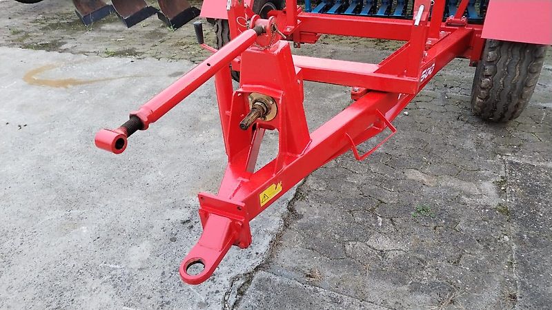 Amazone Kverneland Fahrgestell für Anbaudüngerstreuer Fahrgestell für Dreipunktanbaugerät Fahrgestell zum Afsatteln bon Anbaugeräten mt Zapwellenbock und Dreipunktanbau 2500k Gesamtgewicht Bereifung 500/50-17