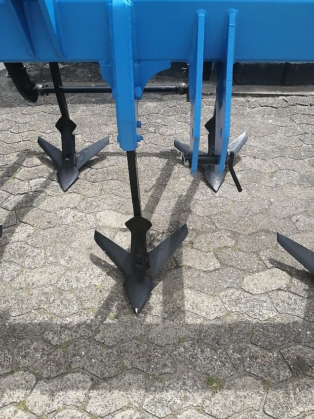 Heilers Frontgrubber 250cm Ideal zur Gülleeinarbeitung 6 Flügelstile mit 420mm breite bis zu 850mm Arbeitstiefe möglich Frontanbau Heckanbau Gummistützräder 600mm über Lochschiene Tiefeneinstellung Flügelschargrubber