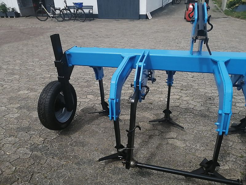 Heilers Frontgrubber 250cm Ideal zur Gülleeinarbeitung 6 Flügelstile mit 420mm breite bis zu 850mm Arbeitstiefe möglich Frontanbau Heckanbau Gummistützräder 600mm über Lochschiene Tiefeneinstellung Flügelschargrubber