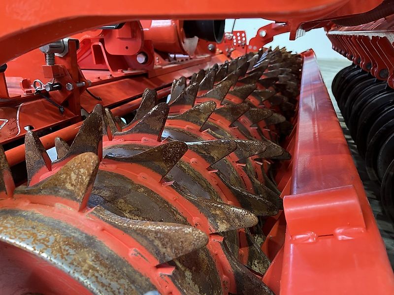 Kuhn HRB 302 mit Venta 330-24