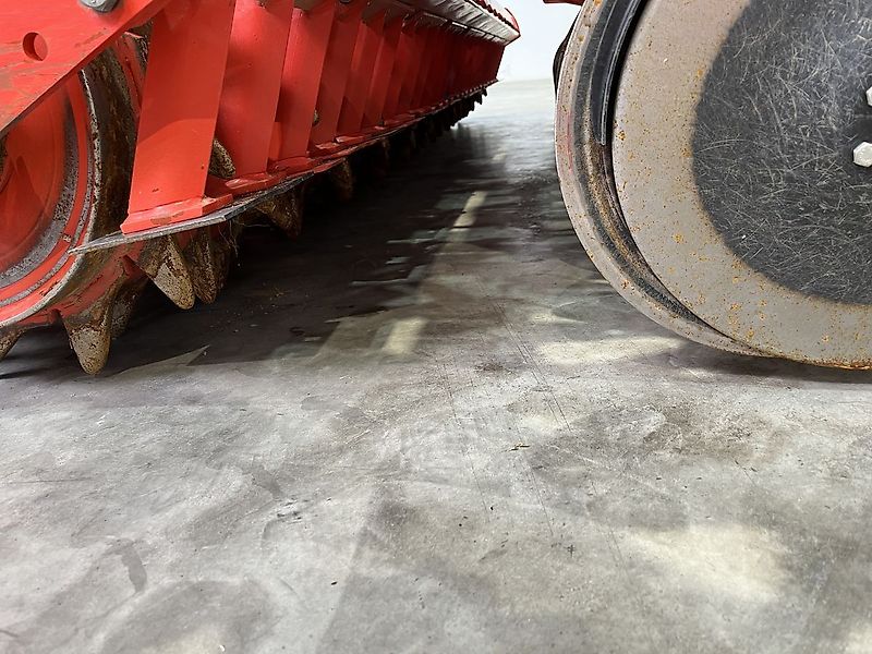 Kuhn HRB 302 mit Venta 330-24