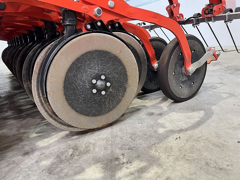 Kuhn HRB 302 mit Venta 330-24