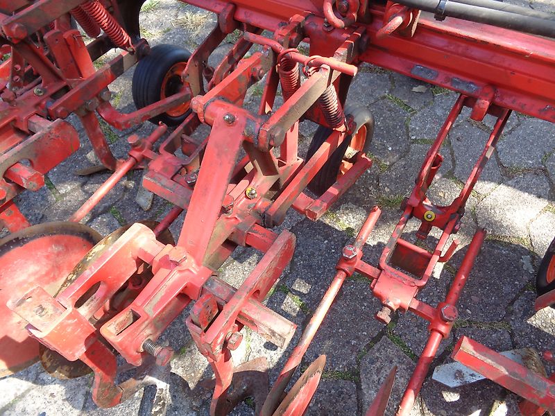 Rau 12 reihig Fronthacke hydraulischer Klapprahmen mit Gänsefußscharen & Hohlscheiben zur Kulturschonung