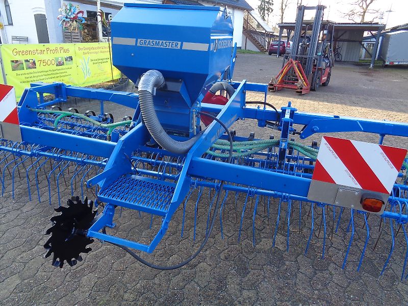 Köckerling Grünlandstriegel Köckerling Grasmaster 600 cm Arbeitsbreite Grünlandnachsaatgerät mit Pneumatikstreuer Crossbord zur Maulwurfhaufeneinebnung Kein Güttler Einböck Hatzenbichler Carree Grünlandstriegel Grünlanschlitzgerät mit Belüftungseinrichtung Nachsaatg