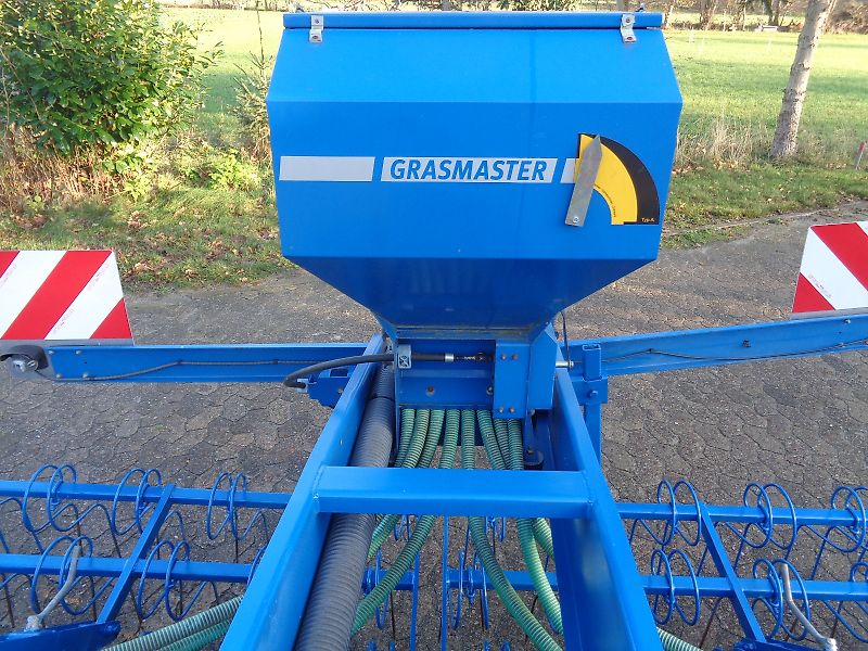 Köckerling Grünlandstriegel Köckerling Grasmaster 600 cm Arbeitsbreite Grünlandnachsaatgerät mit Pneumatikstreuer Crossbord zur Maulwurfhaufeneinebnung Kein Güttler Einböck Hatzenbichler Carree Grünlandstriegel Grünlanschlitzgerät mit Belüftungseinrichtung Nachsaatg