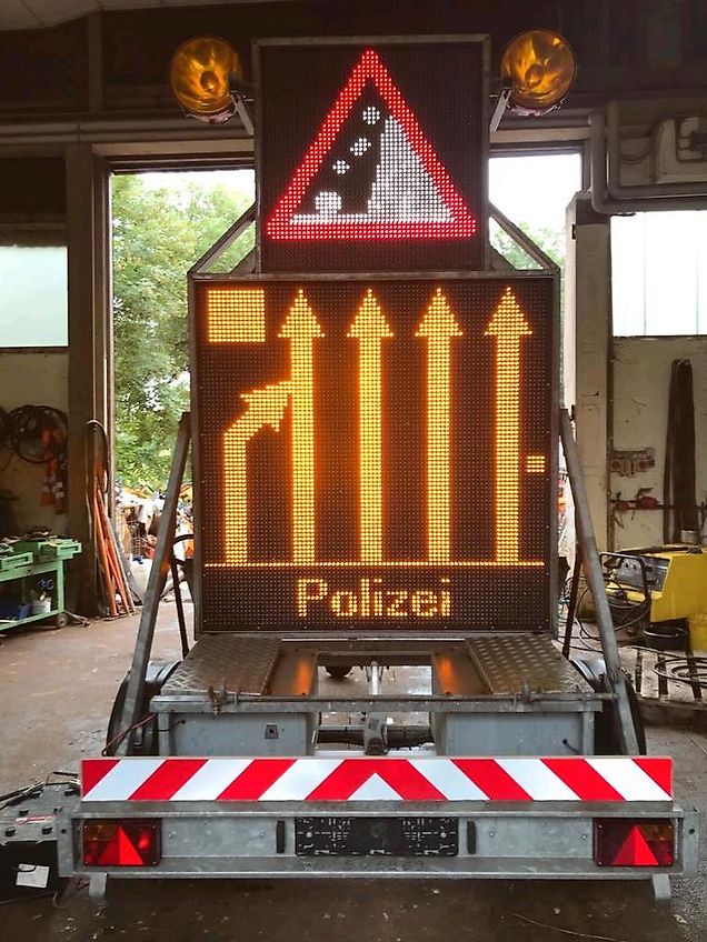 Trebbiner Horizont VWT E VLT Verkehrsleittafel Leittafel Sicherungsanhänger Verkehrsleitanhänger Verkehrssicherungsanhänger Absperrtafel Sperrwand Nissen Verkehrssicherung Vorwarner Vorwarntafel