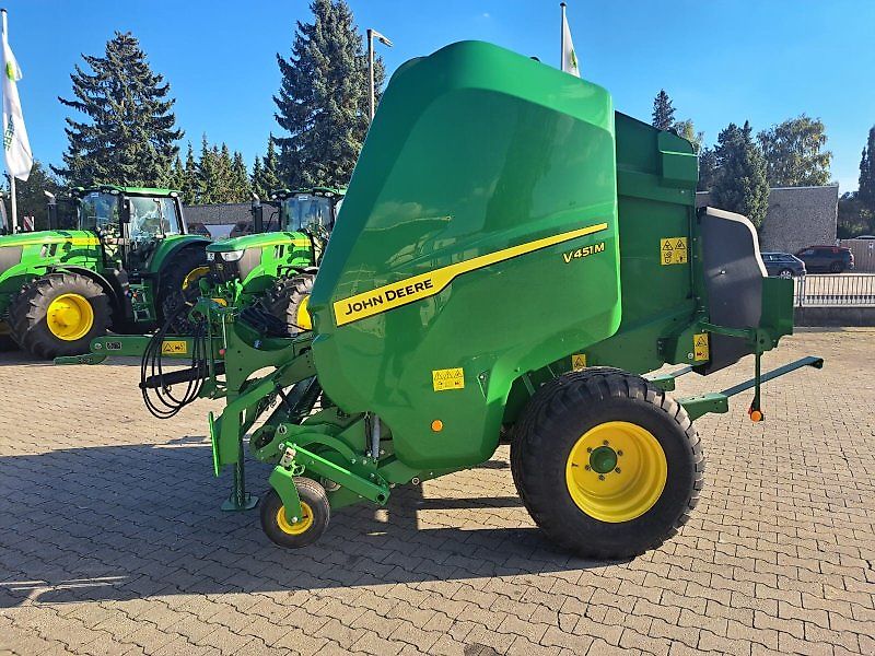 John Deere V451M