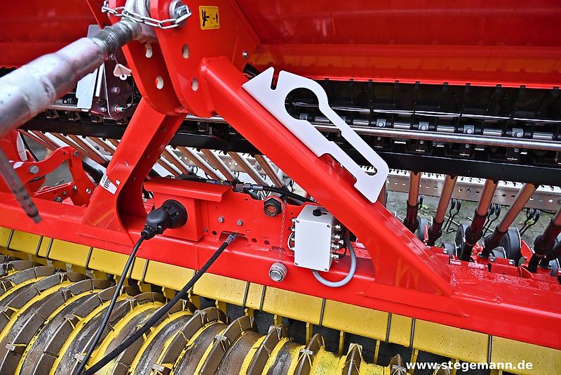 Pöttinger Lion 3002 Kreiselegge + Vitasem 302 ADD Sämaschine