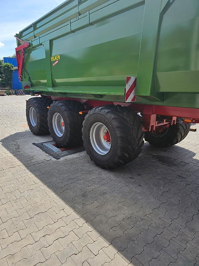 Hilken Tridem-Muldenkipper, MKR8600, Hardox-Boden, Reifen 650/55R26,5, Häckselaufsätze 800mm